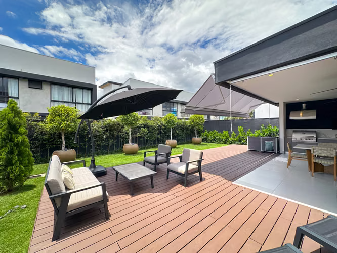 Venta de moderna y amplia casa ubicada en Santa Ana