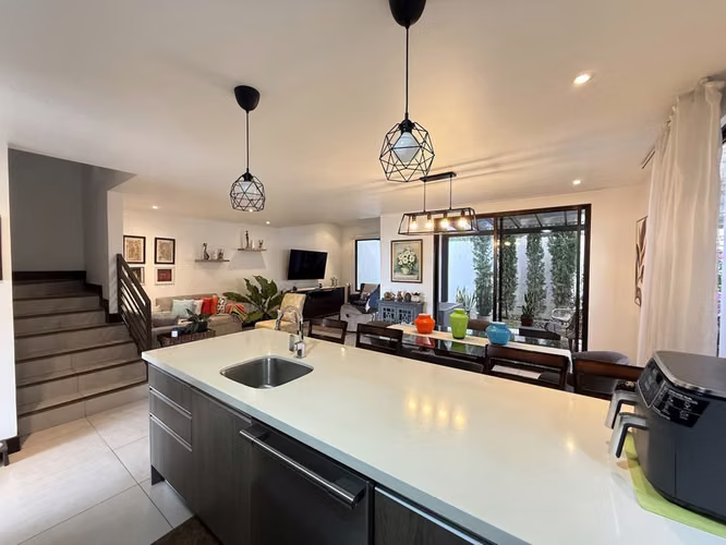 En Venta | Casa Moderna de 3 Habitaciones en Bosques del Café, Guachipelín | Amenidades y Vistas - Imagen 3