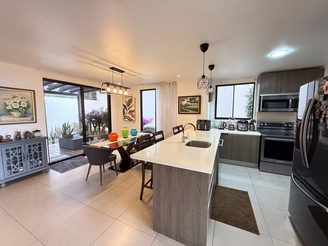 En Venta | Casa Moderna de 3 Habitaciones en Bosques del Café, Guachipelín | Amenidades y Vistas - Imagen 2