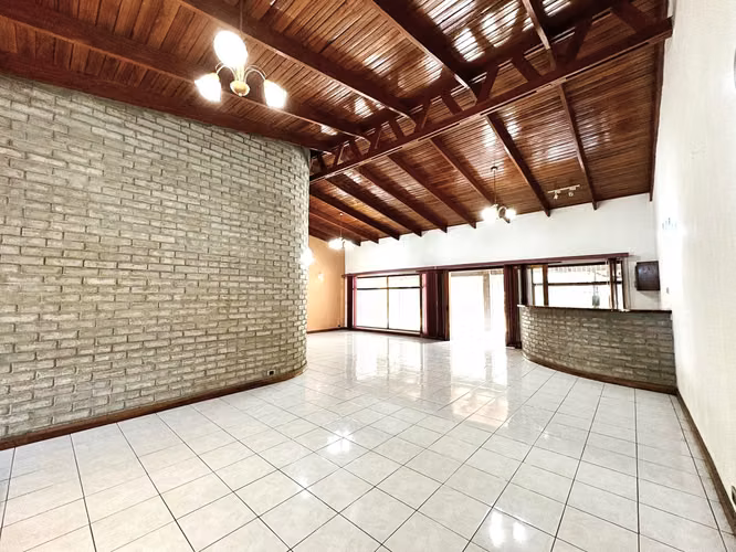 Casa en venta en Escazú de un Nivel con Uso Mixto y Gran Lote de 1.103 m² – Oportunidad Única - Imagen 6