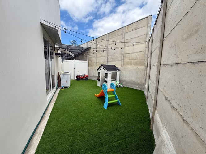 CASA MODERNA EN CONDOMINIO | SANTO DOMINGO DE HEREDIA | 205 m² | 3 HABITACIONES | PATIO - Imagen 10