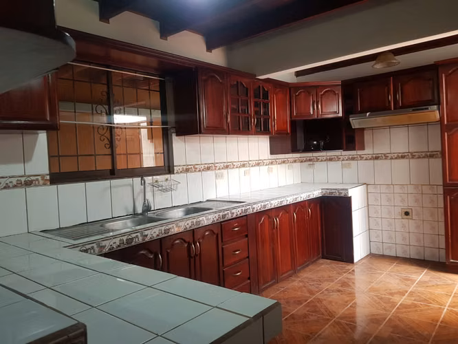 Venta de casa independiente con 4 apartamentos