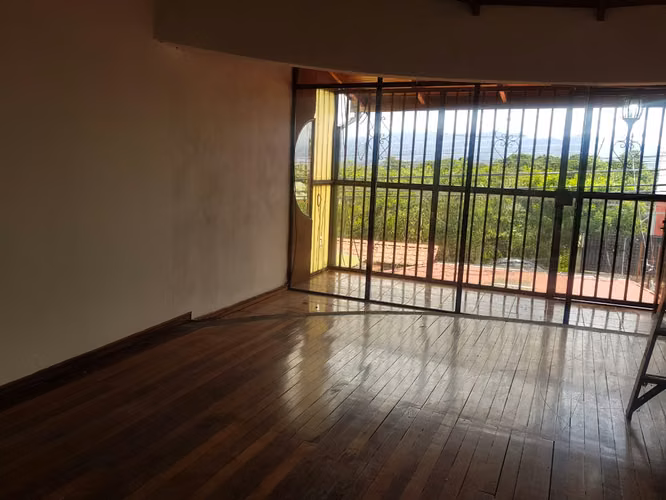 Venta de casa independiente con 4 apartamentos - Imagen 2