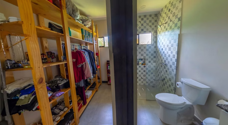 Amplia propiedad con casa y apartamento en condominio, San Mateo de Alajuela -EU