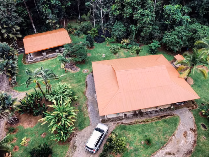 Casa rodeada de 40.000 m² de selva