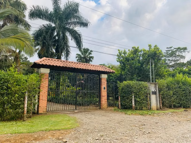 Casa rodeada de 40.000 m² de selva