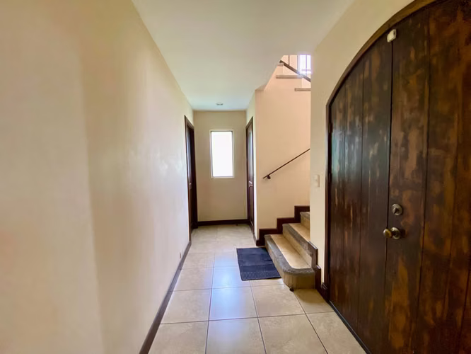 Viva en Santa Ana – Casa en Condominio con Seguridad y Excelente Ubicación