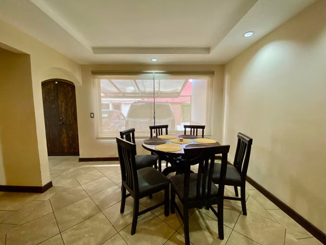 Viva en Santa Ana – Casa en Condominio con Seguridad y Excelente Ubicación