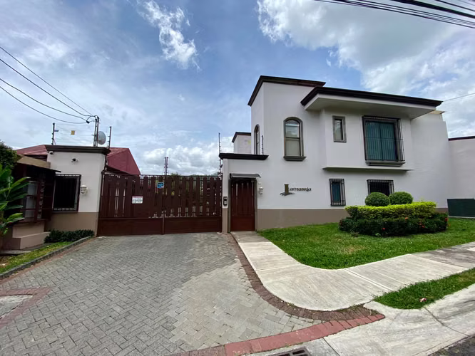 Viva en Santa Ana – Casa en Condominio con Seguridad y Excelente Ubicación