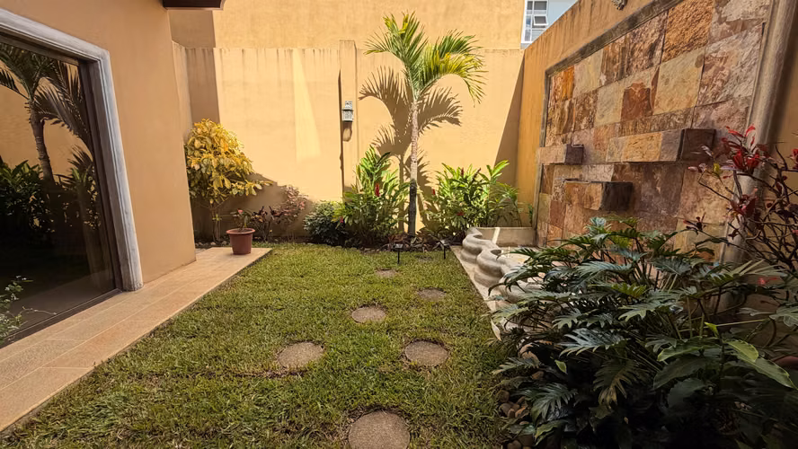 Venta casa de lujo Residencial Altamonte, Curridabat. (FE)