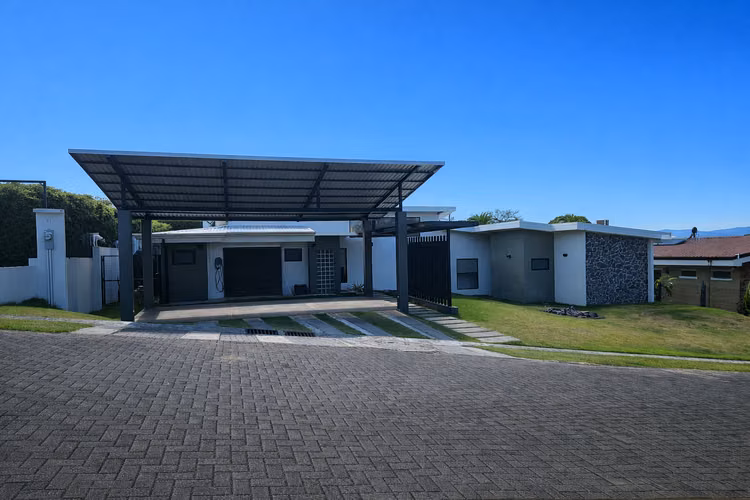 CASA DE 1 PLANTA EN CONDO- LAS VUELTAS-GUACIMA-ALAJUELA SE VENDE