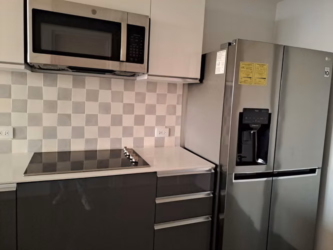 Apartamento de una habitación con línea blanca en Sabana, San José - Imagen 2