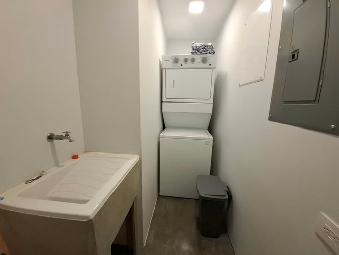 Apartamento de una habitación con línea blanca en Sabana, San José - Imagen 14
