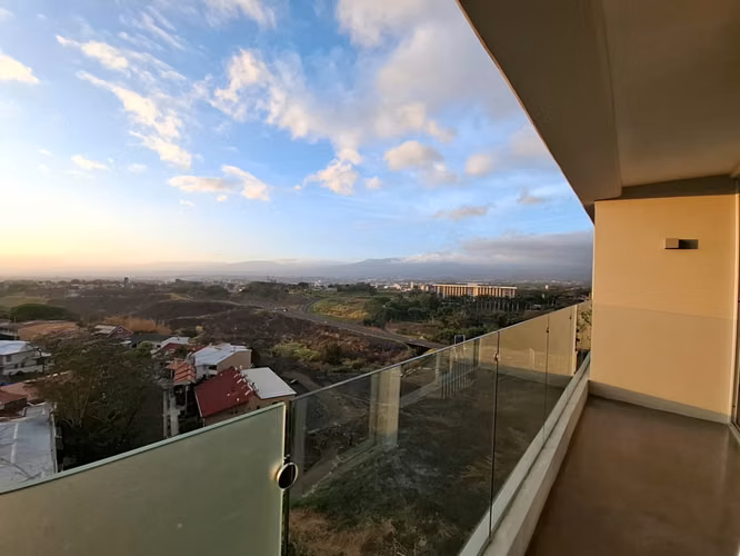 Apartamento de una habitación con línea blanca en Sabana, San José - Imagen 8