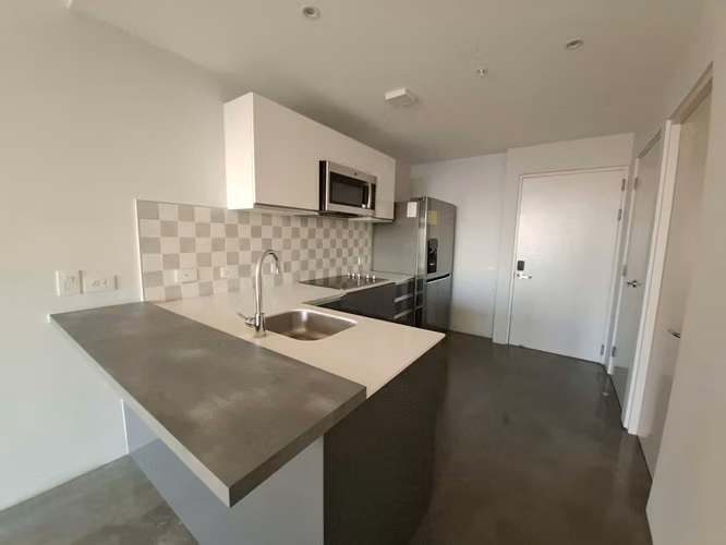 Apartamento de una habitación con línea blanca en Sabana, San José - Imagen 5