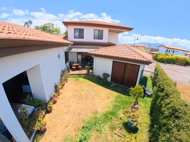 Casa Moderna de Lujo en Condominio exclusivo con Amplio Jardín Privado ( JS 1322 18 )
