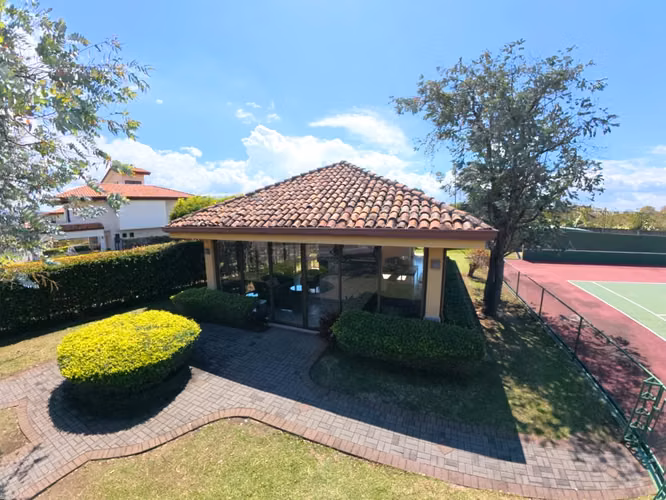 Casa Moderna de Lujo en Condominio exclusivo con Amplio Jardín Privado ( JS 1322 18 )