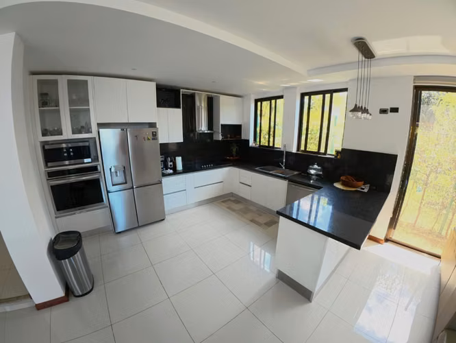 Casa Moderna de Lujo en Condominio exclusivo con Amplio Jardín Privado ( JS 1322 18 )