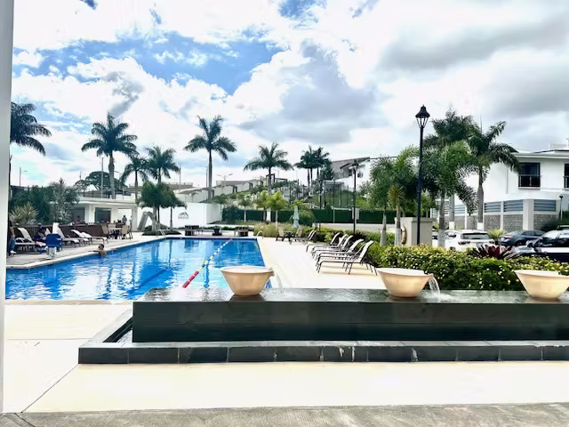 Casa con habitación en primer nivel en Distrito San Juan