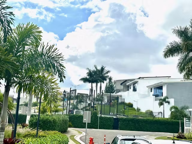 Casa con habitación en primer nivel en Distrito San Juan