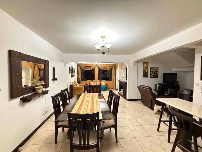 Se Vende Amplia Casa en San Rafael de Heredia