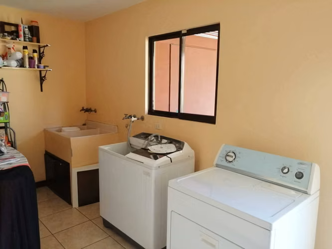 Se Vende Amplia Casa en San Rafael de Heredia