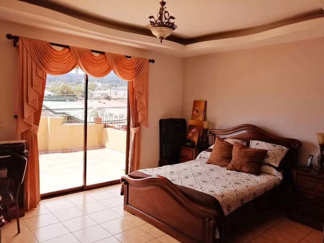 Se Vende Amplia Casa en San Rafael de Heredia