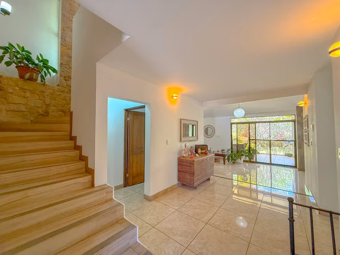 SE VENDE AMPLIA RESIDENCIA CON EXC VISTAS Y UBICACIÓN DENTRO DEL CONDO