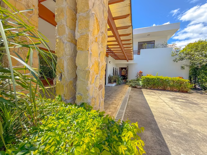 SE VENDE AMPLIA RESIDENCIA CON EXC VISTAS Y UBICACIÓN DENTRO DEL CONDO