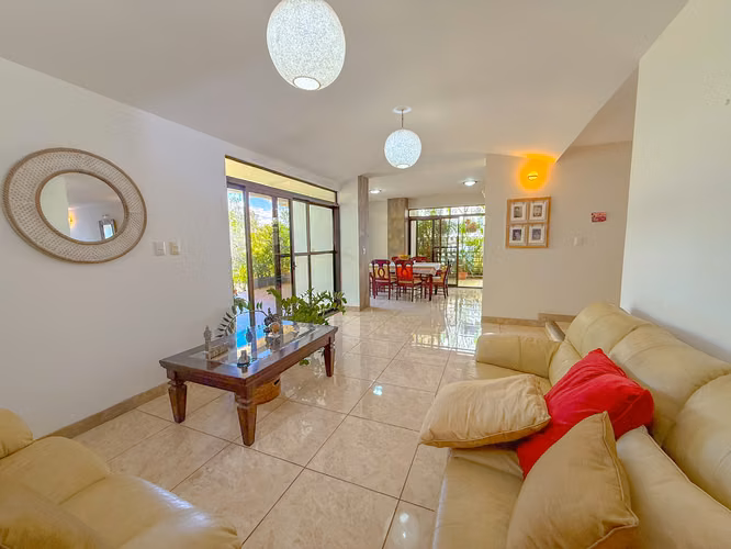 SE VENDE AMPLIA RESIDENCIA CON EXC VISTAS Y UBICACIÓN DENTRO DEL CONDO