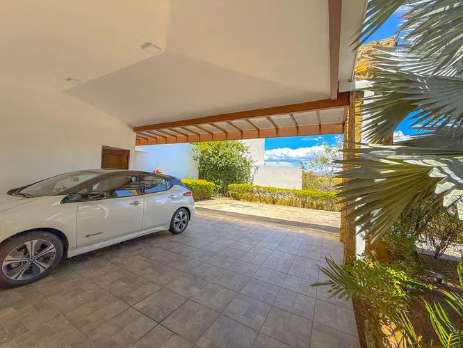 SE VENDE AMPLIA RESIDENCIA CON EXC VISTAS Y UBICACIÓN DENTRO DEL CONDO