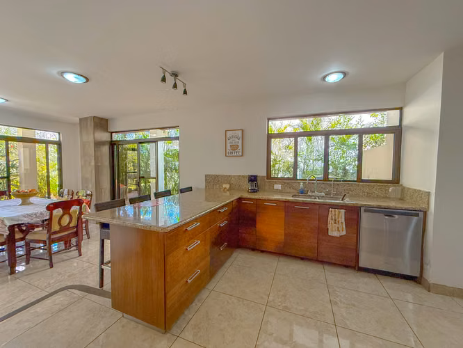 SE VENDE AMPLIA RESIDENCIA CON EXC VISTAS Y UBICACIÓN DENTRO DEL CONDO