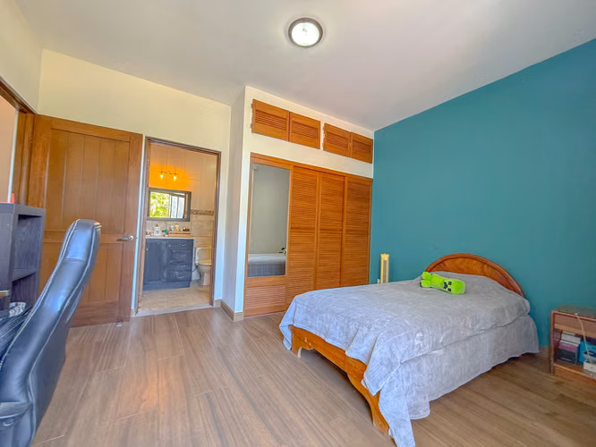 SE VENDE AMPLIA RESIDENCIA CON EXC VISTAS Y UBICACIÓN DENTRO DEL CONDO