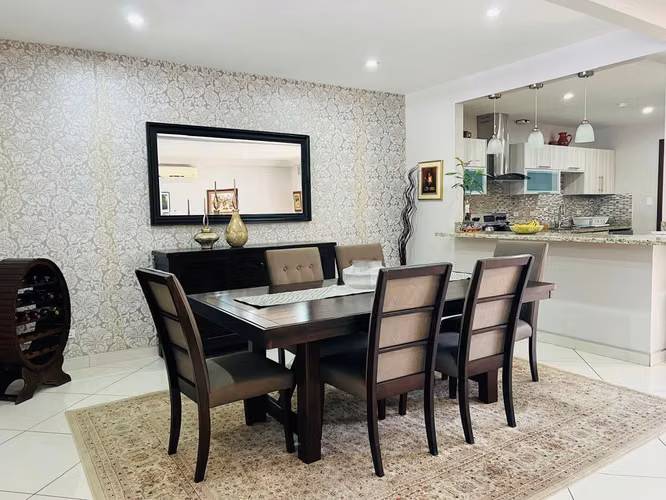Venta de Casa amueblada en San Rafael Escazú