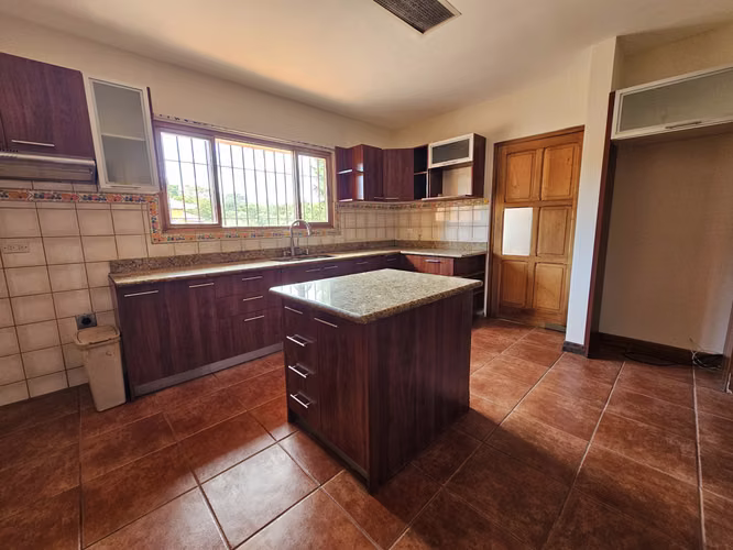 VENDO CASA DE DOS PLANTAS EN RESIDENCIAL ALTAMONTE GRANADILLA