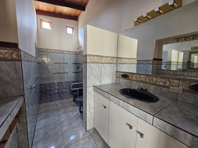 VENDO CASA DE DOS PLANTAS EN RESIDENCIAL ALTAMONTE GRANADILLA