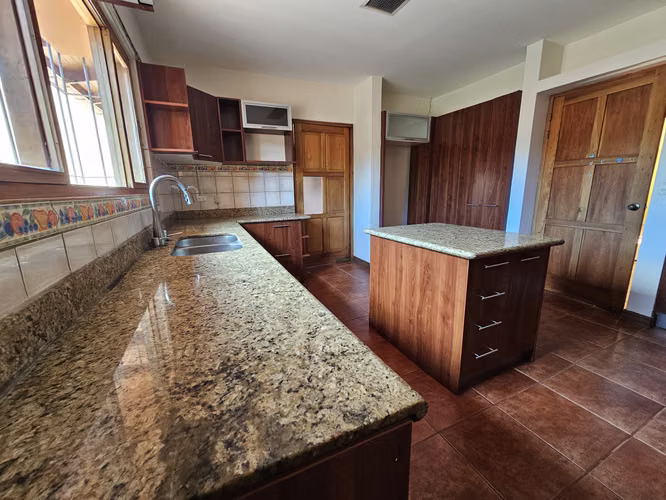 VENDO CASA DE DOS PLANTAS EN RESIDENCIAL ALTAMONTE GRANADILLA