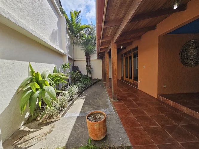 VENDO CASA DE DOS PLANTAS EN RESIDENCIAL ALTAMONTE GRANADILLA