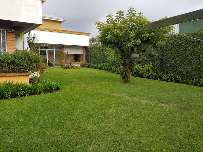 Casa de una planta con jardines en Sabanilla Montes de Oca, San José
