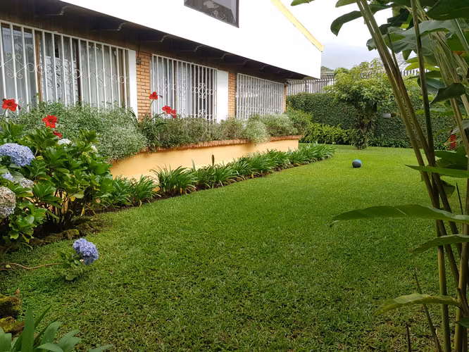 Casa de una planta con jardines en Sabanilla Montes de Oca, San José