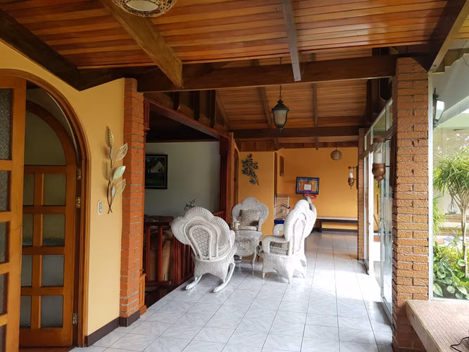 Casa de una planta con jardines en Sabanilla Montes de Oca, San José