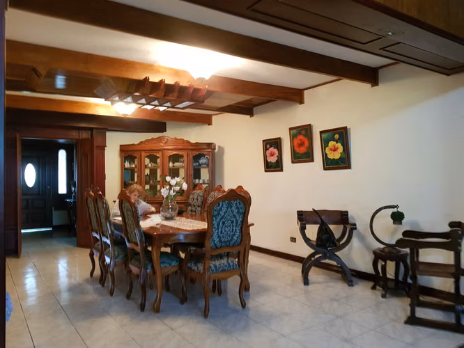 Casa de una planta con jardines en Sabanilla Montes de Oca, San José