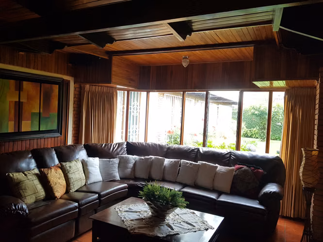 Casa de una planta con jardines en Sabanilla Montes de Oca, San José