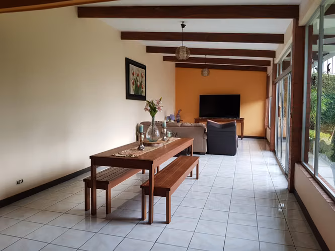 Casa de una planta con jardines en Sabanilla Montes de Oca, San José