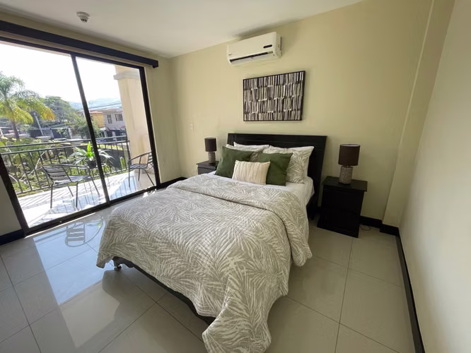 Penthouse for rent in Montesol, Santa Ana. Furnished.