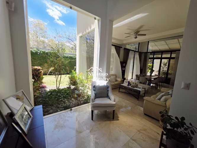Venta de Casa de lujo con amplio jardín, Hacienda del Sol, Santa Ana - Imagen 10