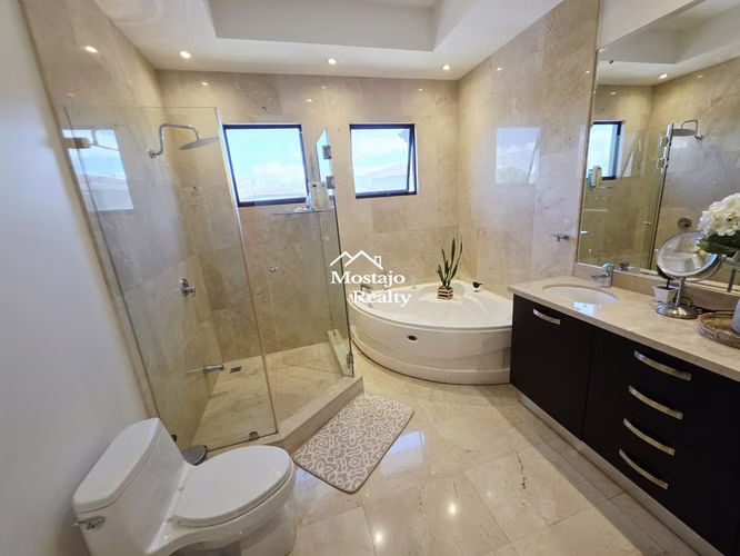Venta de Casa de lujo con amplio jardín, Hacienda del Sol, Santa Ana - Imagen 9