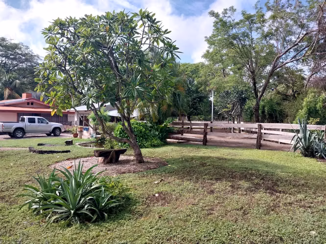 Casa con 2730m2 de terreno en Sardinal - Playas del Coco