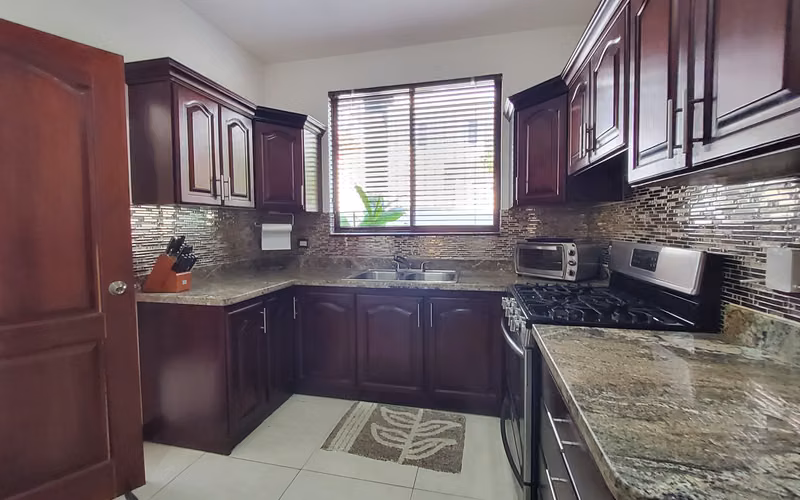 CASA MODERNA EN CONDOMINIO POZOS DE SANTA ANA-259m2-3 HABITACIONES-FINOS ACABADOS - Imagen 6