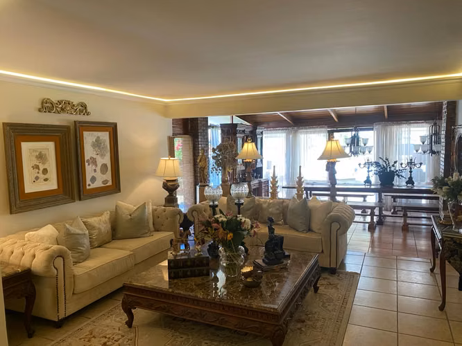 Nuevo en el mercado,casa grande remodelada en residencial,jardines.